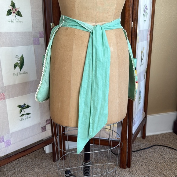 Vintage 1950s Novelty Apron – Mint Green with Gingham Hearts & Folk Dancers - Picture 3 of 15